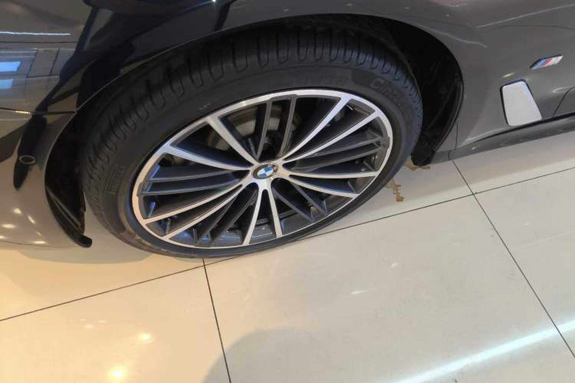 Used BMW 5 Series 2022 Restyled 530Li Leading Edition M Sport Package Left Front Wheel Hub