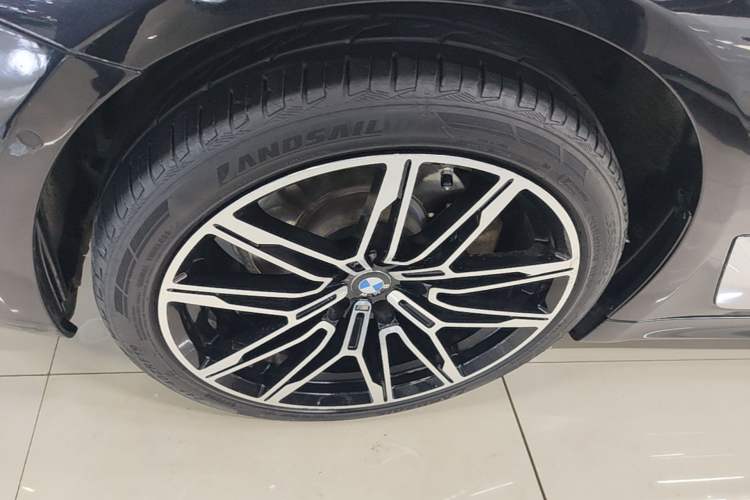 Used BMW 5 Series 2022 Second Facelift 525Li M Sport Package Left Front Wheel Hub