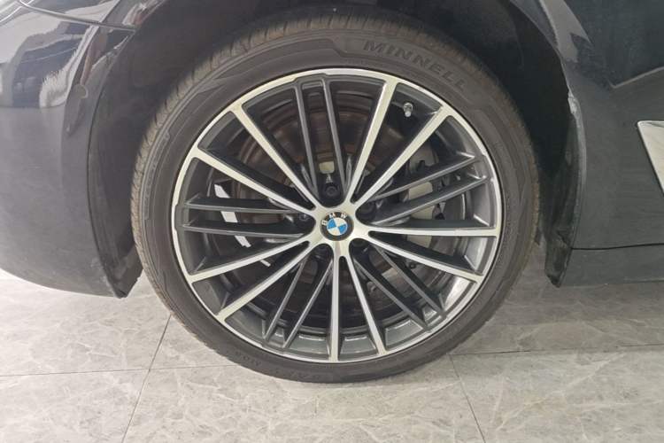 Used BMW 5 Series 2022 Second Facelift 530Li Leading Edition M Sport Package Left Front Wheel Hub