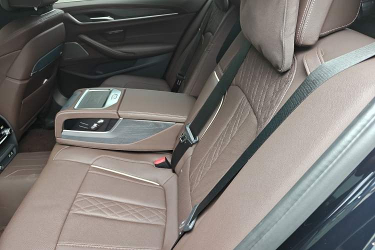 Used BMW 5 Series 2022 Second Facelift 530Li Luxury Version M Sport Package Left Rear Seat