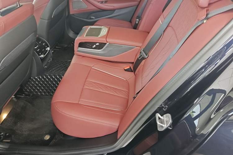 Used BMW 5 Series 2022 Revised Version 3 530Li Luxury Edition M Sport Package Left Rear Seat