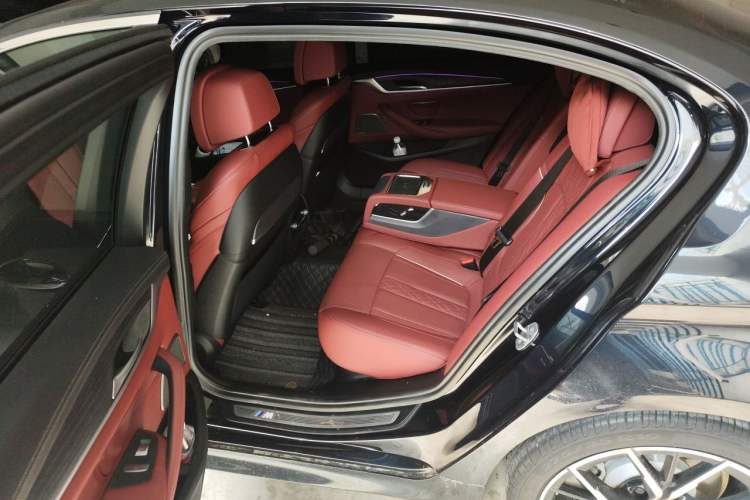 Used BMW 5 Series 2022 Second Facelift 530Li Luxury Version M Sport Package Left Rear Seat