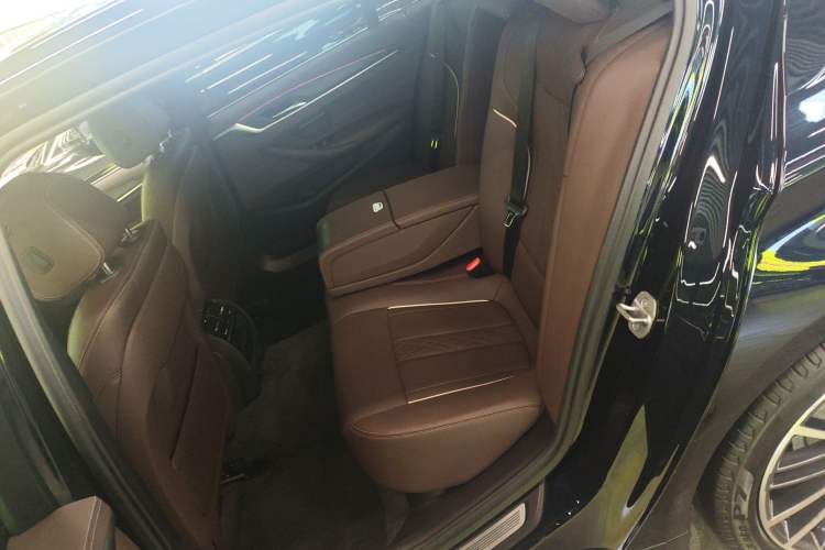 Used BMW 5 Series 2022 Restyled 530Li Leading Edition M Sport Package Left Rear Seat