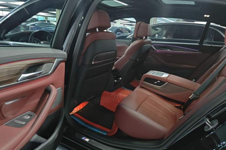 Used BMW 5 Series 2022 Second Facelift 530Li Luxury Version M Sport Package Left Rear Seat