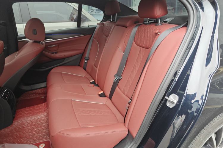 Used BMW 5 Series 2022 Second Facelift 530Li Leading Edition M Sport Package Left Rear Seat