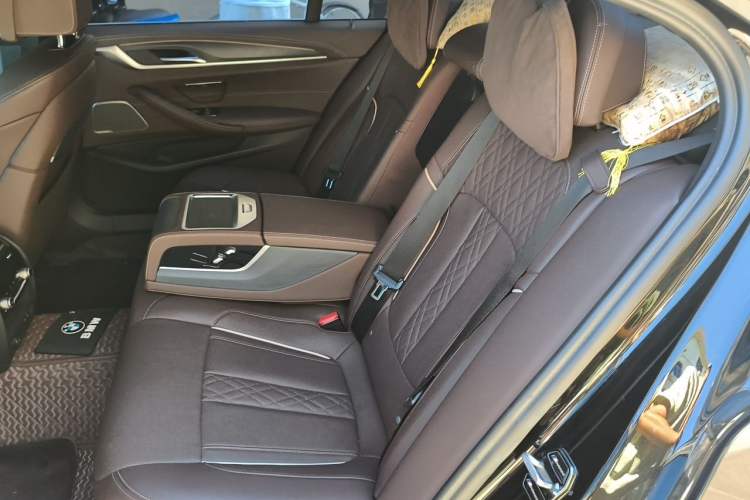 Used BMW 5 Series 2022 Second Facelift 530Li Luxury Version M Sport Package Left Rear Seat