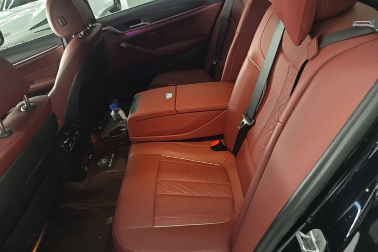 Used BMW 5 Series 2022 Second Facelift 530Li Leading Edition M Sport Package Left Rear Seat
