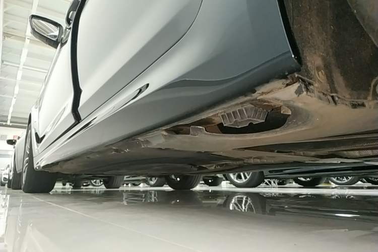 Used BMW 5 Series 2022 Second Facelift 525Li M Sport Package Left Side Sill