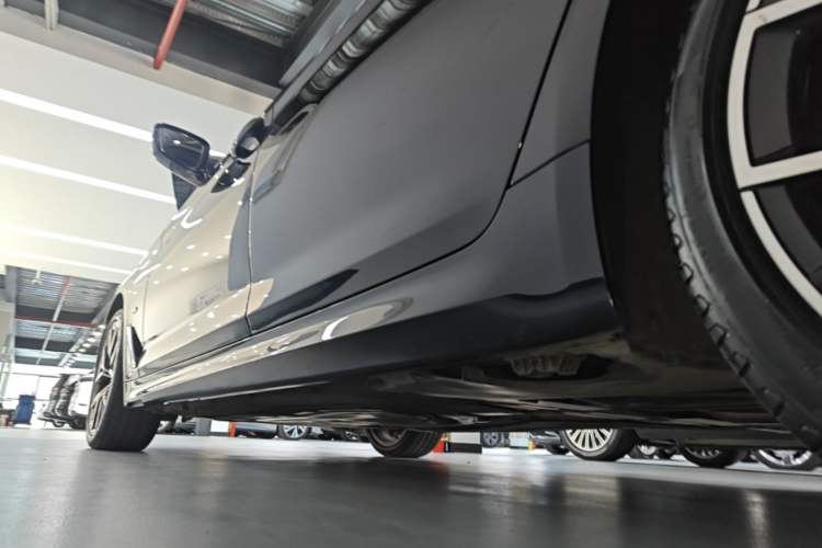 Used BMW 5 Series 2022 Second Facelift 530Li Luxury Version M Sport Package Left Side Sill