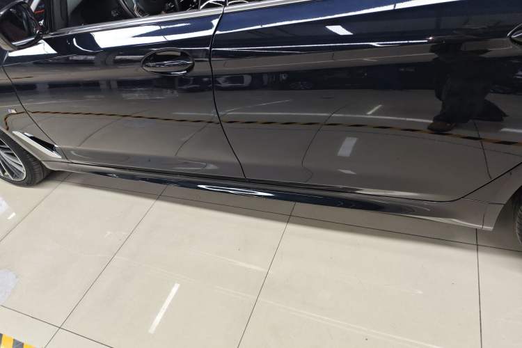 Used BMW 5 Series 2022 Restyled 530Li Leading Edition M Sport Package Left Side Sill