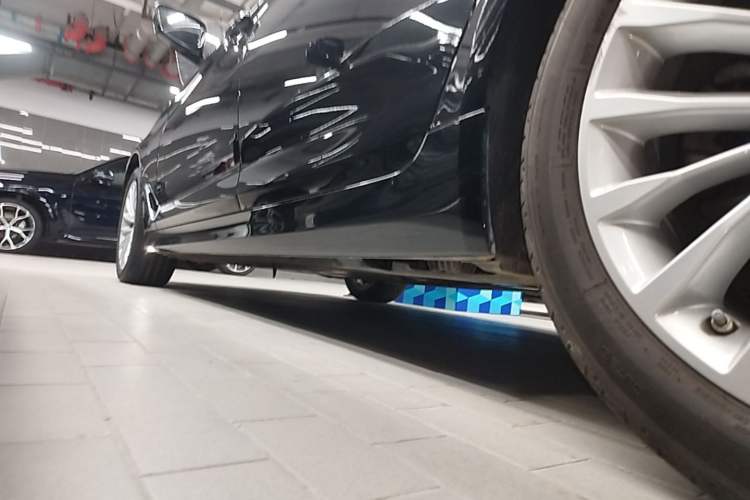 Used BMW 5 Series 2022 Second Facelift 525Li Luxury Package Left Side Sill