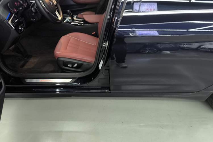 Used BMW 5 Series 2022 Second Facelift 525Li Luxury Package Left Side Sill