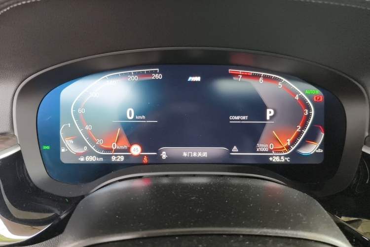 Used BMW 5 Series 2022 Second Facelift 530Li Luxury Version M Sport Package Odometer Close Up