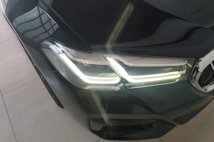 Used BMW 5 Series 2022 Second Facelift 530Li Luxury Version M Sport Package Right Front Headlight
