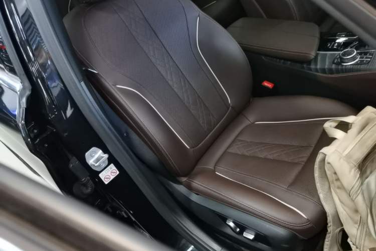 Used BMW 5 Series 2022 Restyled 530Li Leading Edition M Sport Package Right Front Seat