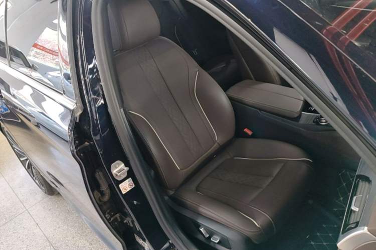 Used BMW 5 Series 2022 Restyled 530Li Leading Edition M Sport Package Right Front Seat