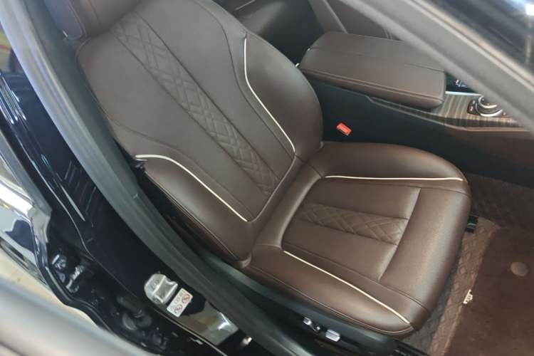 Used BMW 5 Series 2022 Restyled 530Li Leading Edition M Sport Package Right Front Seat