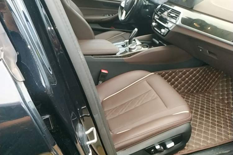 Used BMW 5 Series 2022 Restyled 525Li Luxury Package Right Front Seat