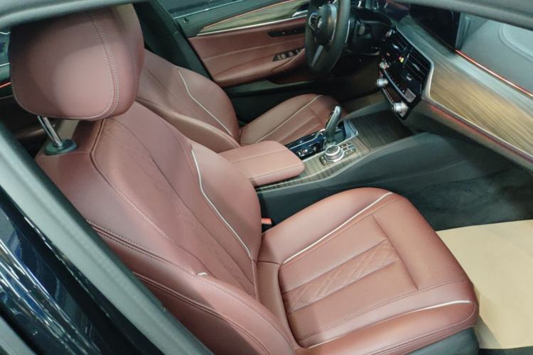 Used BMW 5 Series 2022 Restyled 530Li Leading Edition M Sport Package Right Front Seat