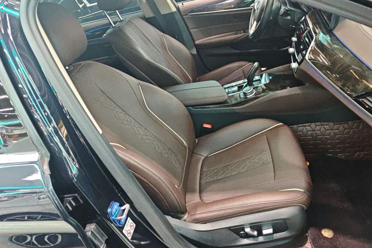 Used BMW 5 Series 2022 Restyled 525Li Luxury Package Right Front Seat