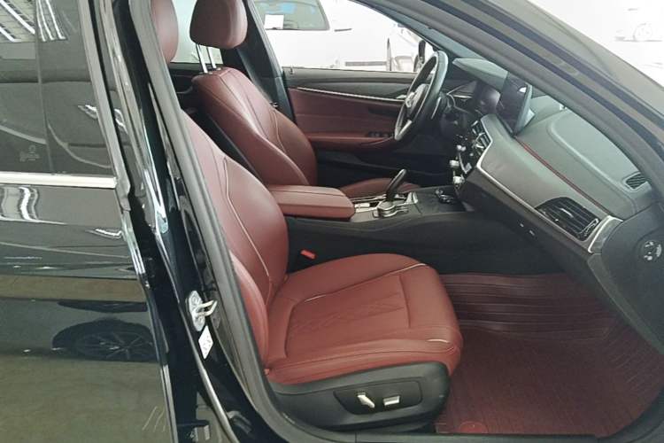 Used BMW 5 Series 2022 Restyled 530Li Leading Edition M Sport Package Right Front Seat