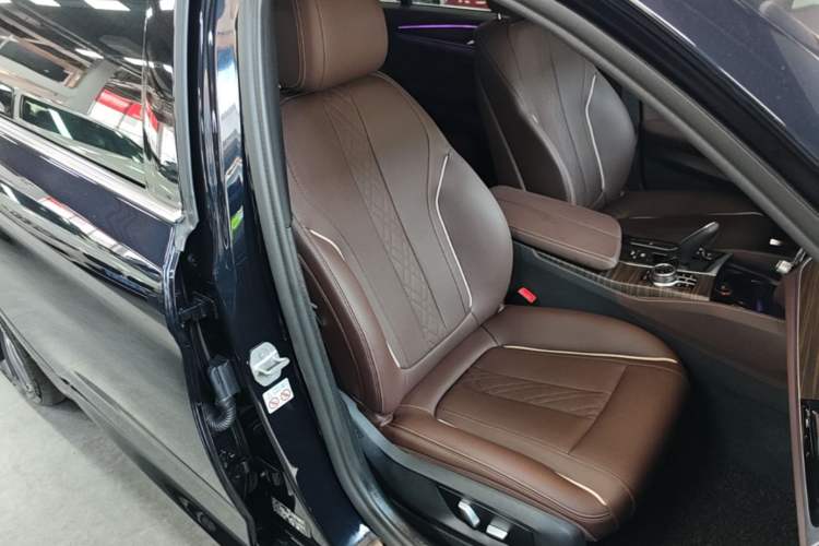 Used BMW 5 Series 2022 Restyled 530Li Leading Edition M Sport Package Right Front Seat