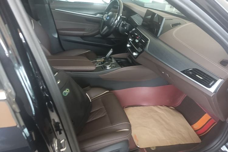 Used BMW 5 Series 2022 Second Facelift 530Li Leading Edition M Sport Package Right Front Seat