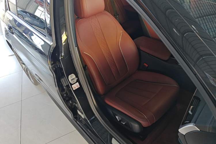 Used BMW 5 Series 2022 Restyled 530Li Leading Edition M Sport Package Right Front Seat
