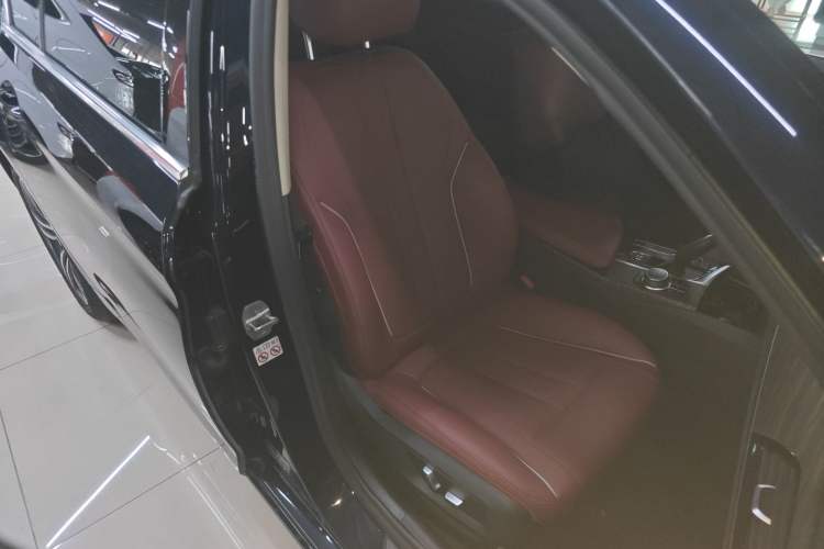 Used BMW 5 Series 2022 Updated 530Li Leading Edition Luxury Package Right Front Seat