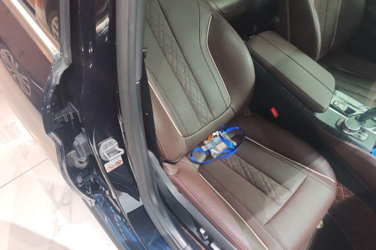 Used BMW 5 Series 2022 Restyled 530Li Leading Edition M Sport Package Right Front Seat