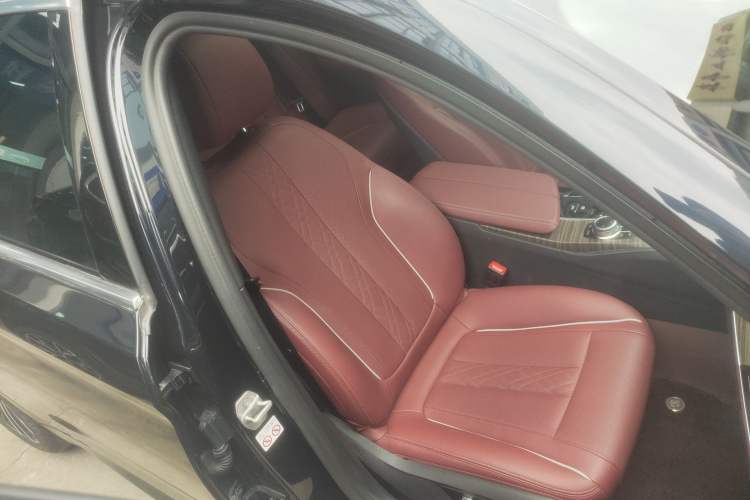 Used BMW 5 Series 2022 Restyled 530Li Leading Edition M Sport Package Right Front Seat