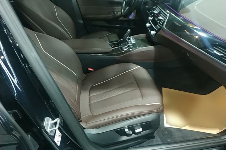 Used BMW 5 Series 2022 Second Facelift 525Li M Sport Package Right Front Seat
