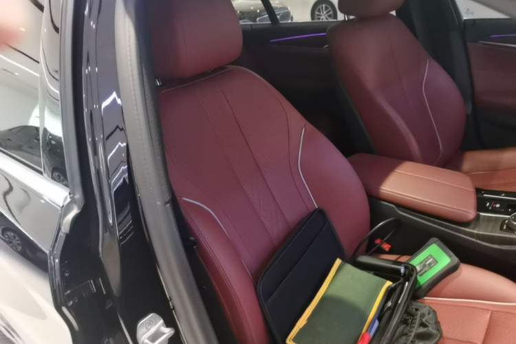 Used BMW 5 Series 2022 Restyled 530Li Leading Edition M Sport Package Right Front Seat