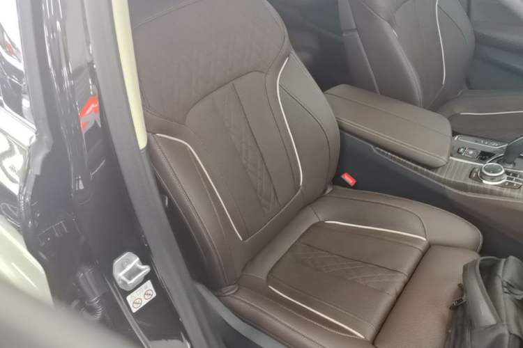 Used BMW 5 Series 2022 Second Facelift 530Li Luxury Edition Premium Package Right Front Seat