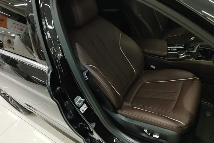 Used BMW 5 Series 2022 Restyled 525Li M Sport Package Right Front Seat