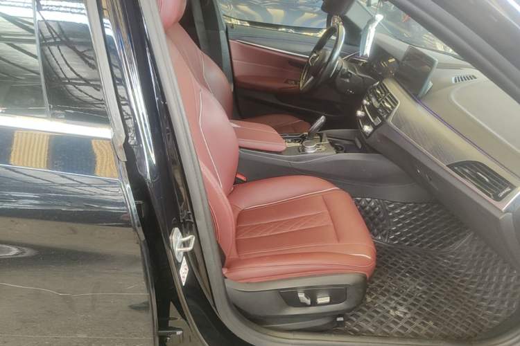Used BMW 5 Series 2022 Restyled 530Li Leading Edition M Sport Package Right Front Seat