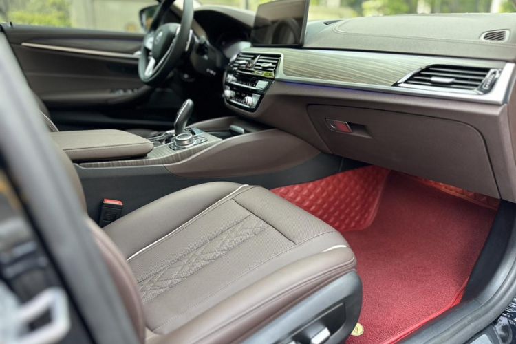 Used BMW 5 Series 2022 Updated 530Li Leading Edition Luxury Package Right Front Seat