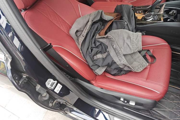 Used BMW 5 Series 2022 Second Facelift 525Li M Sport Package Right Front Seat
