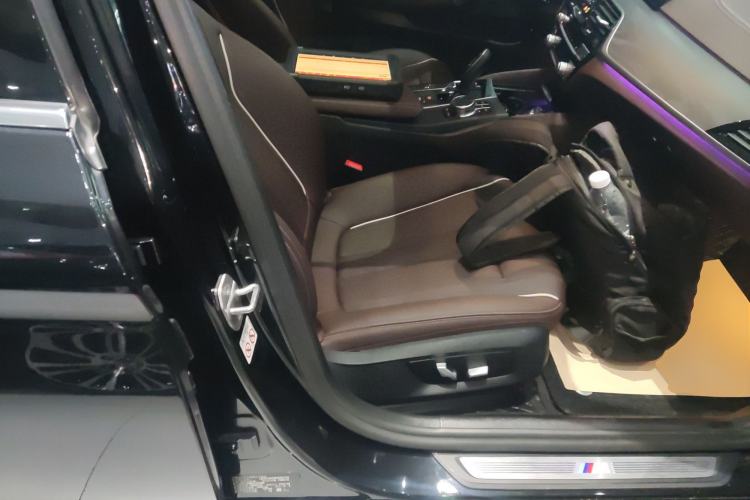 Used BMW 5 Series 2022 Second Facelift 530Li Leading Edition M Sport Package Right Front Seat