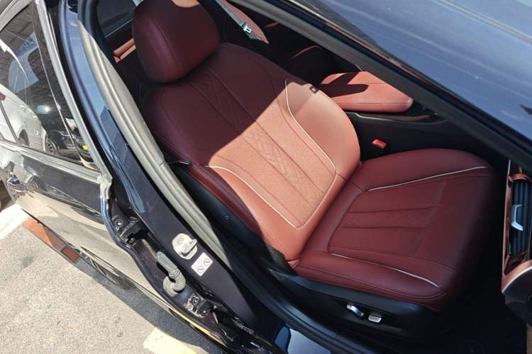 Used BMW 5 Series 2022 Restyled 530Li Leading Edition M Sport Package Right Front Seat