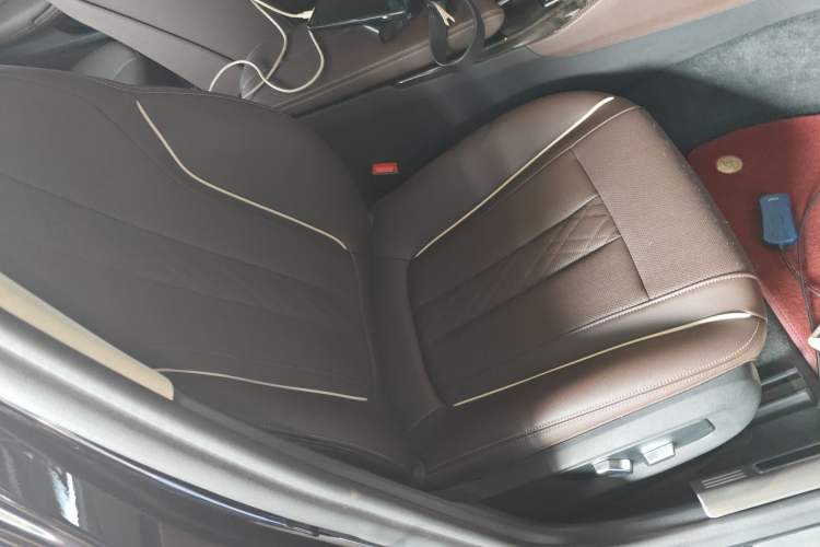 Used BMW 5 Series 2022 Restyled 525Li Luxury Package Right Front Seat