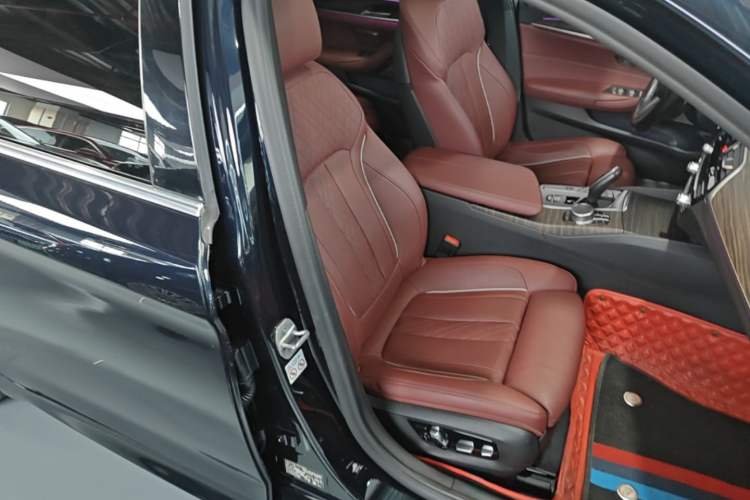 Used BMW 5 Series 2022 Second Facelift 530Li Luxury Version M Sport Package Right Front Seat