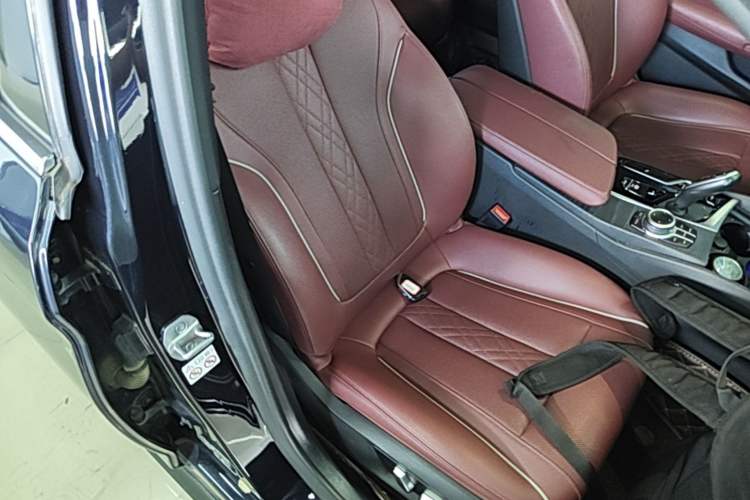 Used BMW 5 Series 2022 Restyled 530Li Leading Edition M Sport Package Right Front Seat