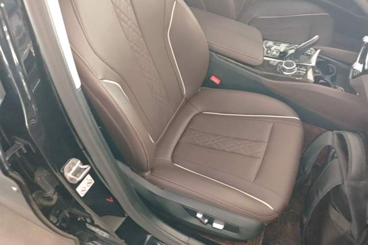 Used BMW 5 Series 2022 Restyled 525Li Luxury Package Right Front Seat