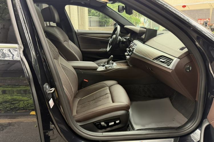 Used BMW 5 Series 2022 Second Facelift 530Li Luxury Version M Sport Package Right Front Seat