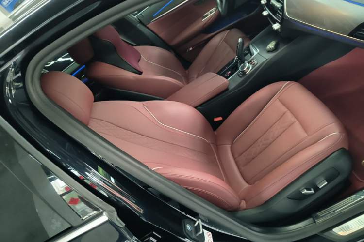 Used BMW 5 Series 2022 Restyled 530Li Leading Edition M Sport Package Right Front Seat