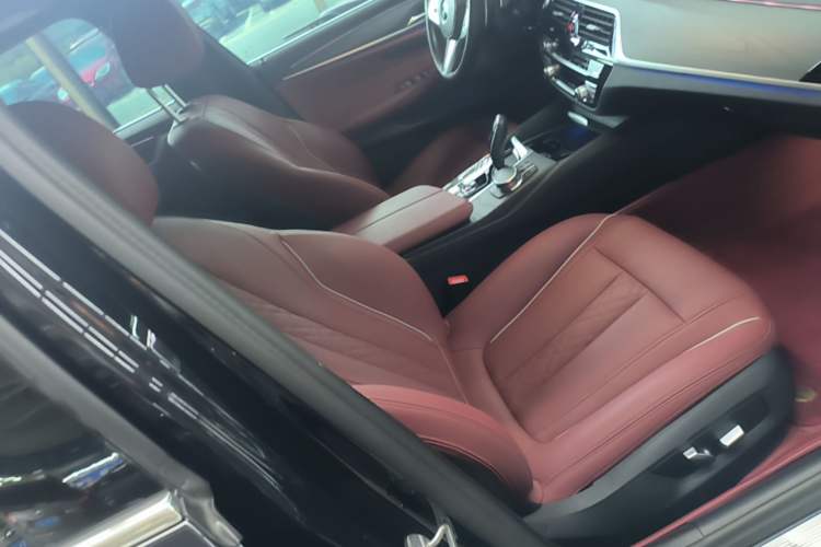 Used BMW 5 Series 2022 Second Facelift 530Li Leading Edition M Sport Package Right Front Seat