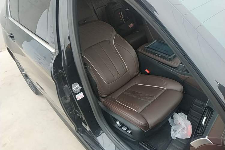 Used BMW 5 Series 2022 Second Facelift 530Li Luxury Version M Sport Package Right Front Seat