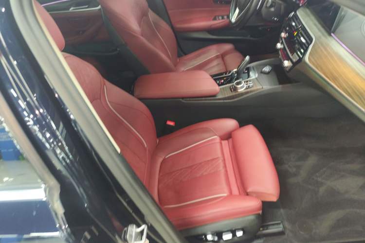 Used BMW 5 Series 2022 Second Facelift 530Li Luxury Edition Premium Package Right Front Seat