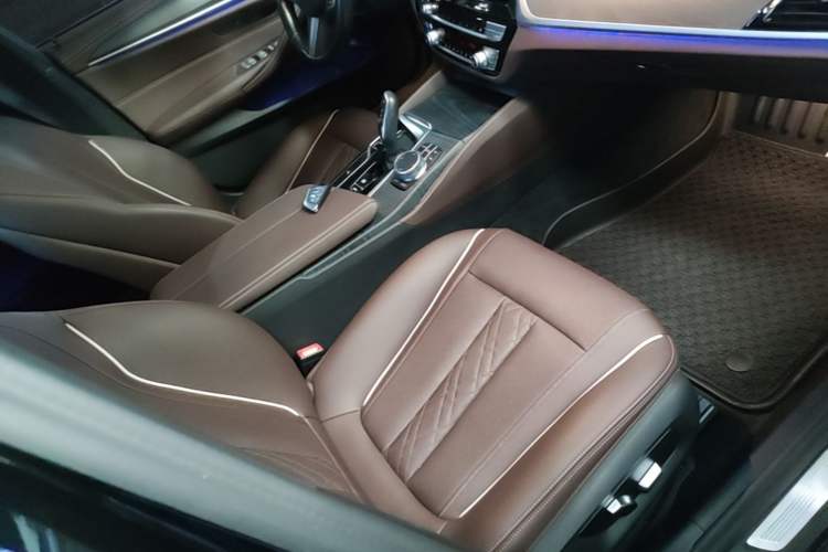 Used BMW 5 Series 2022 Second Facelift 530Li Leading Edition M Sport Package Right Front Seat